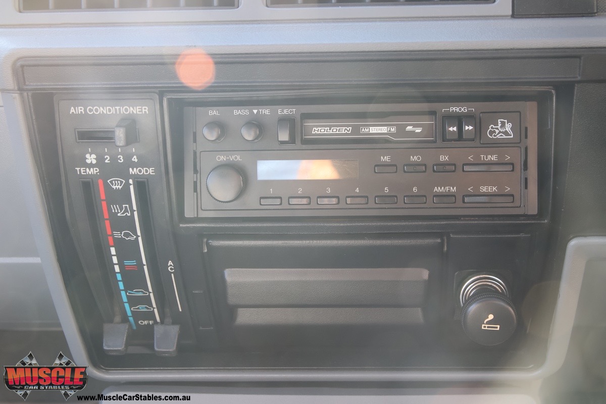 1986 HDT VL SS Group A Pluss Pack radio
