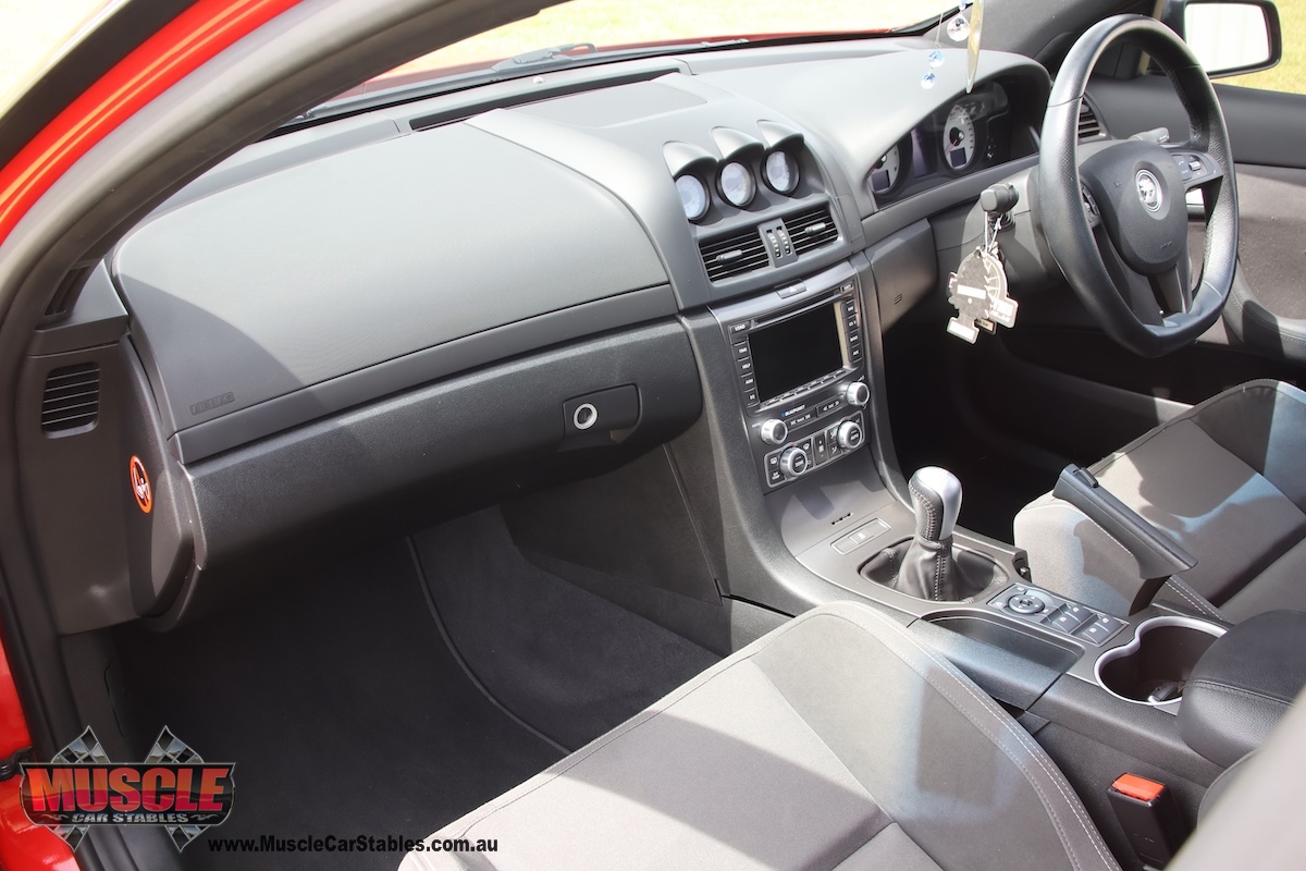 2008 VE Clubsport R8 passenger dash